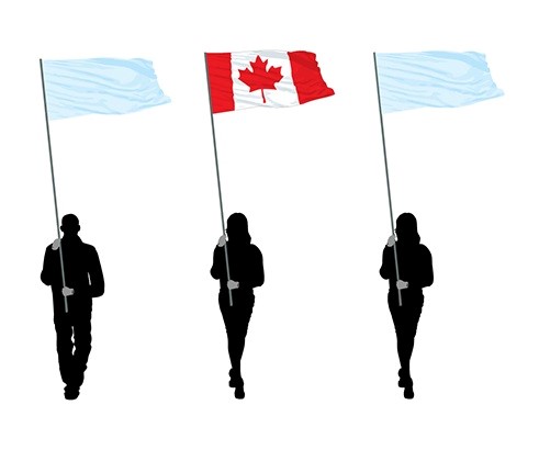 Défilé de trois personnes marchant côte à côte et portant des drapeaux; le drapeau national du Canada est porté par la personne du centre.