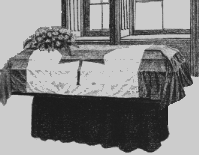 Le drapeau canadien sur un cercueil, avec le canton orienté vers le coin supérieur gauche du cerceuil.