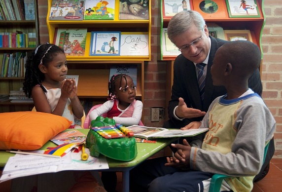 Le Premier ministre avec des enfants et des livres.