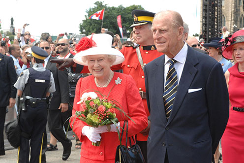 La Reine et le duc d'Édimbourg à Halifax lors la tournée royale du Canada de 2010.