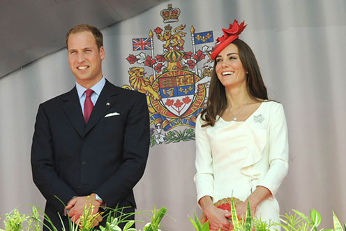 Le duc et la duchesse de Cambridge sur une scène sur la Colline du Parlement lors de la tournée royale du Canada de 2011.