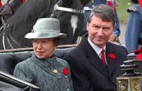 Son Altesse Royale et le vice-amiral sir Tim Laurence arrivent à Rideau Hall.