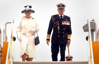 La Reine et le duc d'Édimbourg quittent le navire NCSM St. John's après la Revue navale internationale à Halifax lors la Tournée royale 2010.