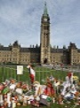 Fleurs, messages et autres objets à l'intention de M. Layton, déposés par des Canadiens à l'extérieur de l'édifice du parlement.