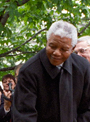 Nelson Mandela plante un arbre à Rideau Hall.