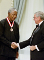 Nelson Mandela en compagnie de feu le très honorable Roméo LeBlanc.