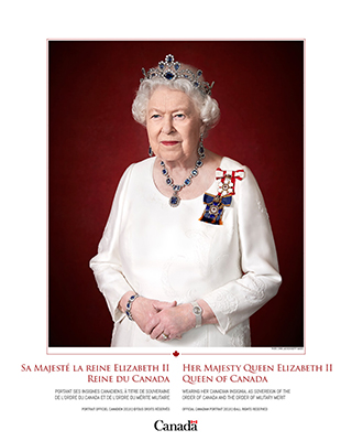 Dernier portrait officiel canadien de la Reine Elizabeth II portant les insignes canadiens en tant que Souveraine de l'Ordre du Canada et du mérite militaire.