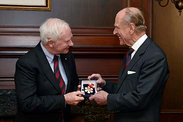 Le prince Philip et le gouverneur général David Johnston tiennent une insigne.
