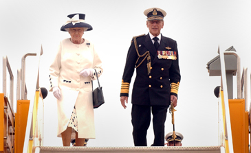 La Reine et le duc d'Édimbourg quittent le navire NCSM St. John's après la Revue navale internationale à Halifax, le 29 juin 2010.