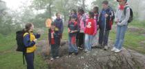 Un groupe d'étudiants d'apprentissage de la nature avec un guide au parc de la Gatineau