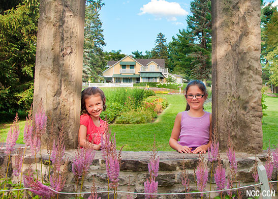 Picture of two children at the Mackenzie King Estate in the Gatineau Park