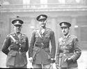 Trois soldats de la Premierre Guerre mondiale en uniforme, figurant des insignes en forme de feuille d’érable.