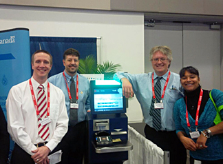 Neil Armstrong, Jean Boisvert, Steve Faught et Lachet Lepage de l'Agence des services frontaliers du Canada à GTEC 2013, une conférence sur la technologie du gouvernement du Canada.