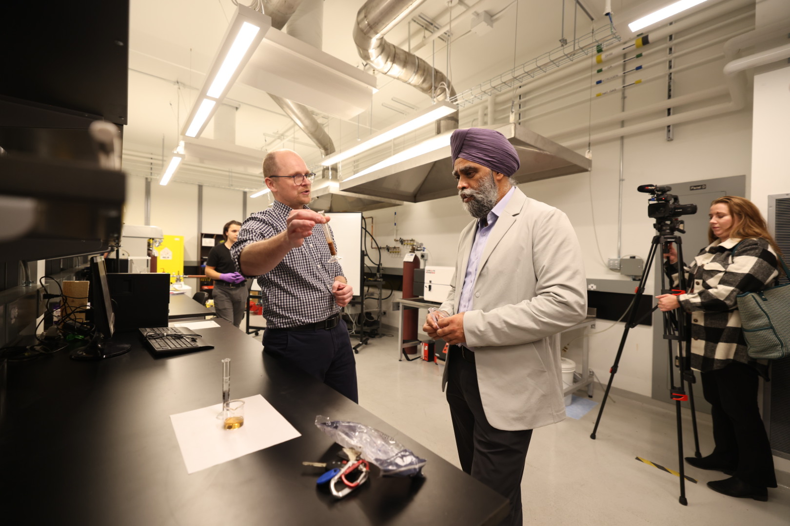 Image de ministre Sajjan qui se tient debout avec un représentant du campus Okanagan de l'Université de la Colombie-Britannique.