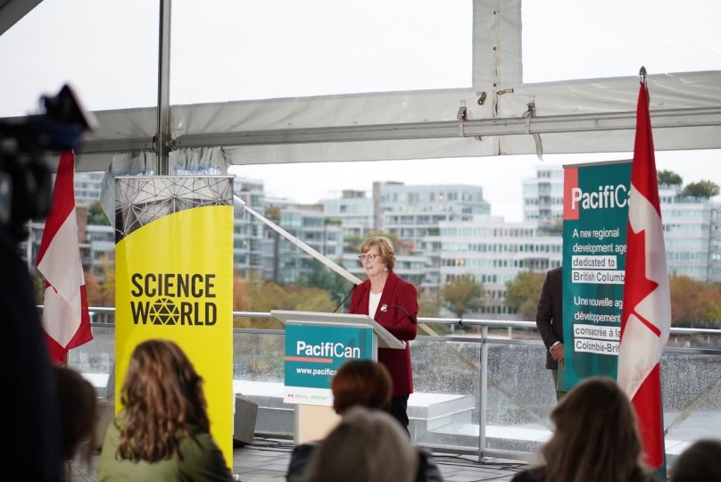 Tracy Redies prononce une allocution à Science World.