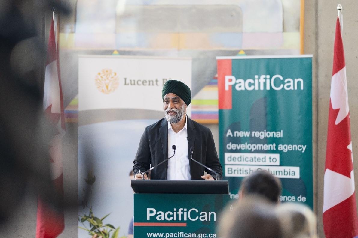 Le ministre Sajjan prononce un discours lors de l’événement de lancement du PABiz