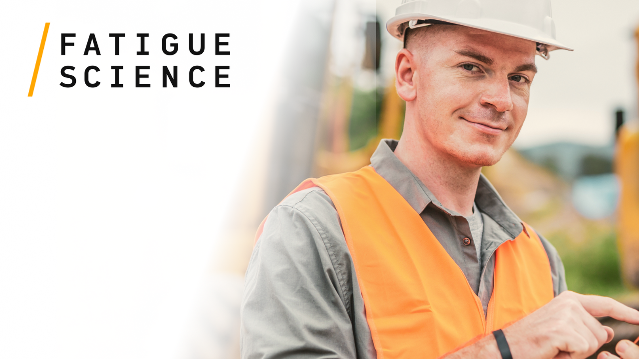Bannière web d'un homme d'âge moyen, professionnel de la construction, portant un casque de chantier à côté du logo de Fatigue Science.