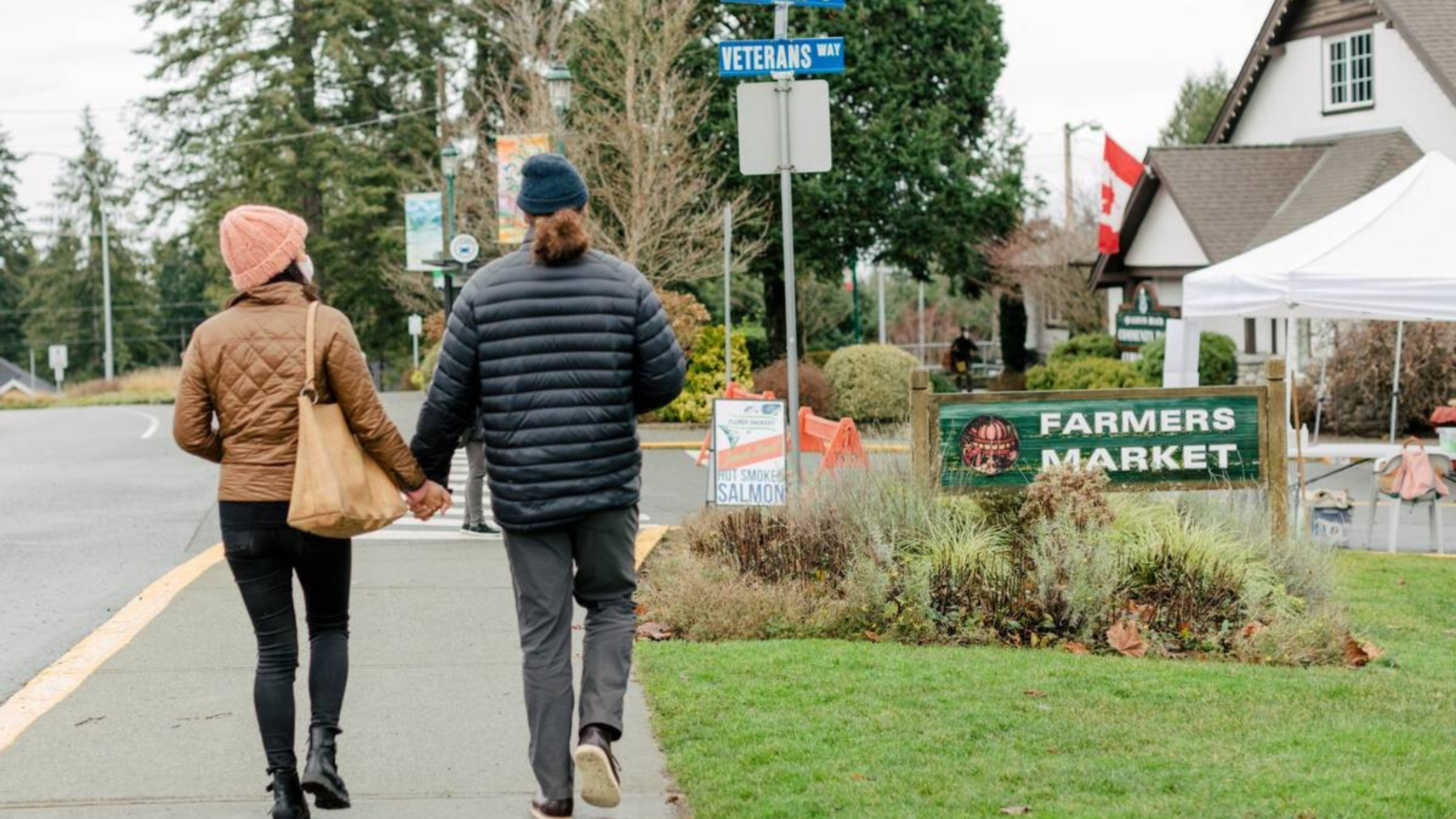 Image of a couple walking to the Qualicum Beach Farmers Market