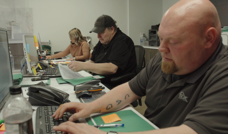 Le personnel d'une entreprise locale de Fort McMurray travaille à l'ordinateur, soutenant les services aux clients.