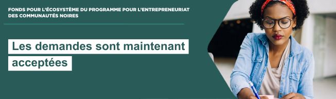 Jeune entrepreneure noire, avec une superposition verte et le texte suivant : « Fonds de l’écosystème du Programme pour l’entrepreneuriat des communautés noires. Période de demande en cours. 