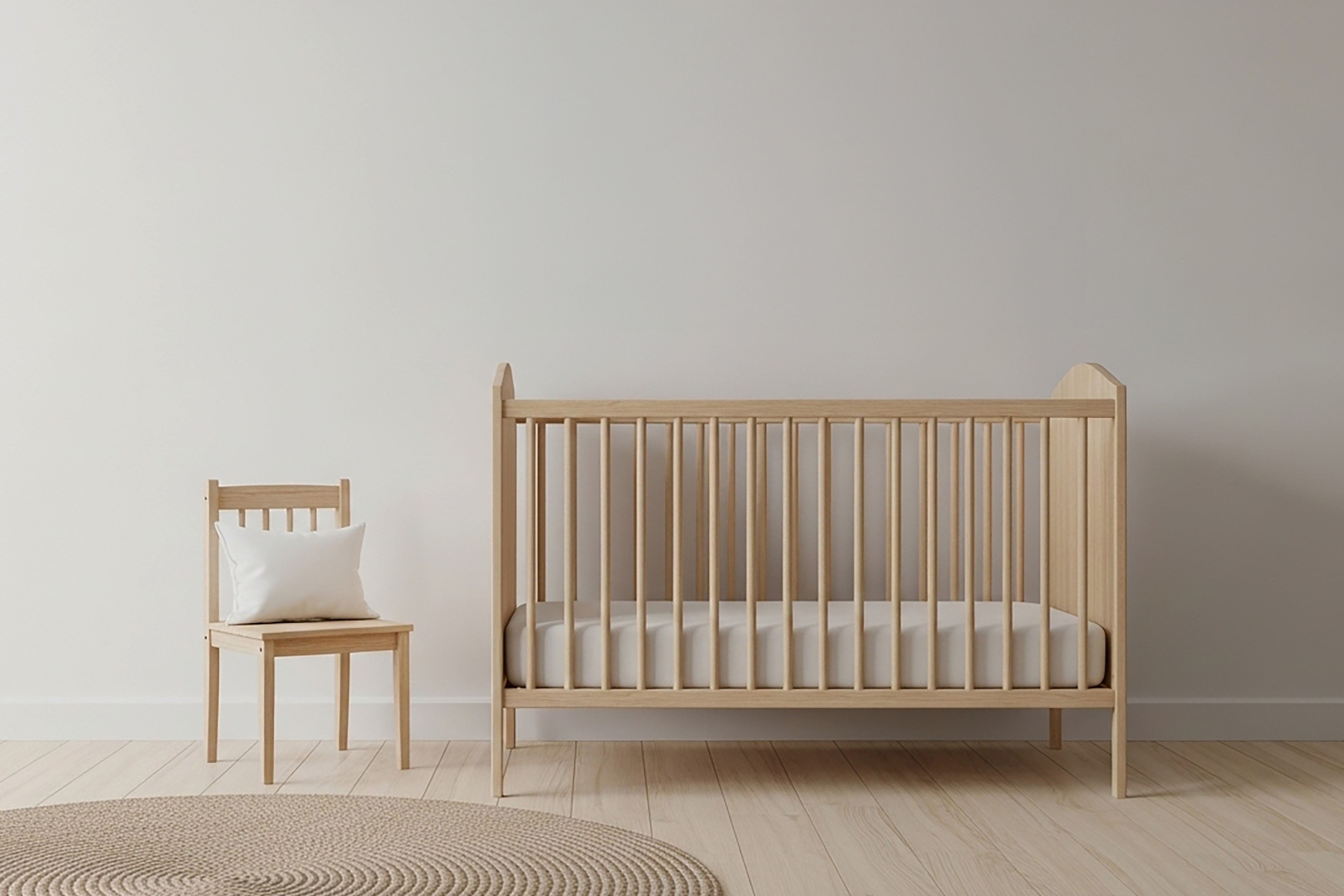 Un lit d'enfant vide avec un matelas ferme et ajusté.