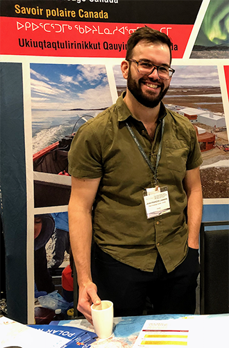 Spécialiste des oiseaux migrateurs, Jean-François Lamarre figurait parmi les employés de POLAIRE qui accueillaient les visiteurs au kiosque de POLAIRE lors de la réunion scientifique annuelle d’ArcticNet de 2019.