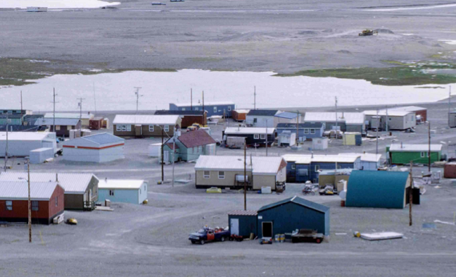 Maisons et autres bâtiments à Resolute Bay, au Nunavut. Le logement est un sujet de préoccupation dans les collectivités de l’ensemble de l’Arctique. (Ansgar Walk)
