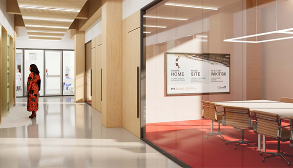 Intérieur d'un immeuble où il y a un couloir recouvert de panneaux de bois et une salle de réunion aux murs en verre et au tapis rouge.