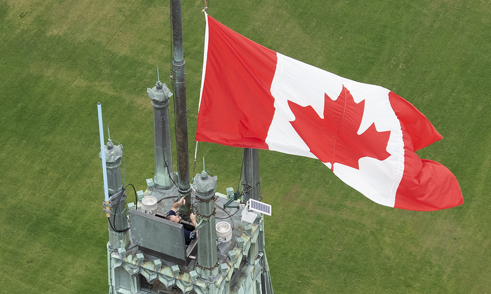 Un drapeau du Canada flotte au sommet de la tour de la Paix