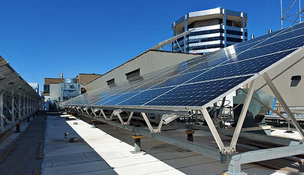 Plan rapproché de panneaux solaires sur le toit d'un immeuble.