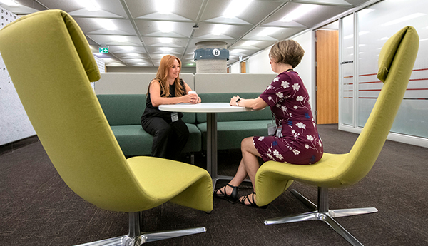Fauteuils décontractés, banquette et table