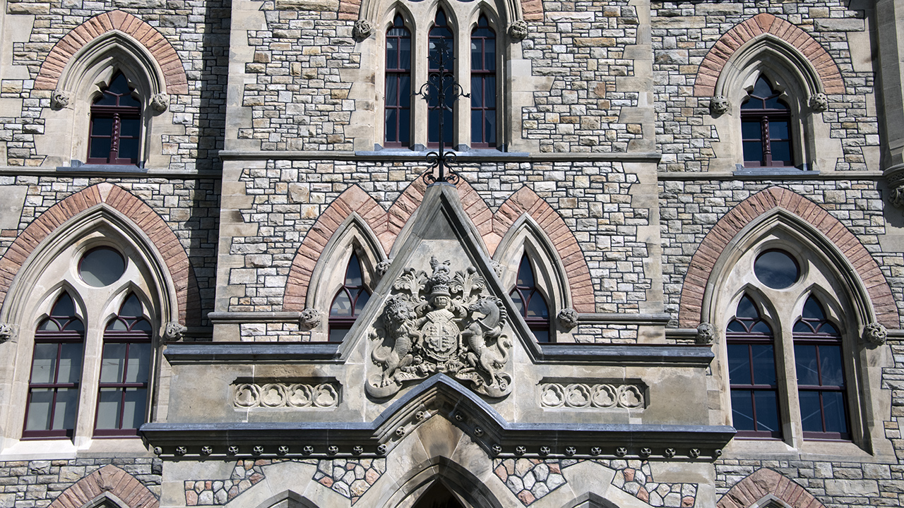 Les armoiries royales du Royaume-Uni au-dessus de l'entrée principale de l'édifice