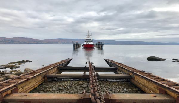 Mise à l'eau d'un bateau de recherche et sauvetage à l'occasion d'une activité au Chantier Naval Forillon.