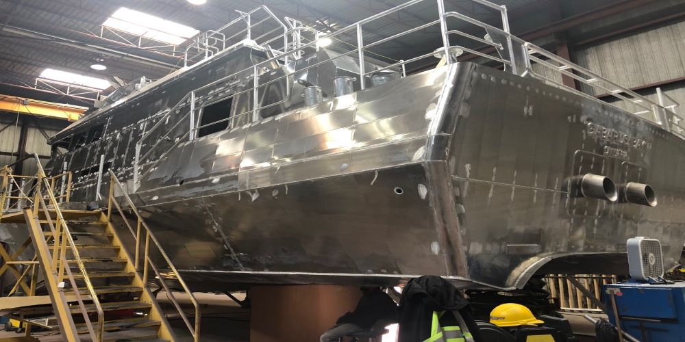 Le cadre inférieur d'un bateau de sauvetage dans l'atelier