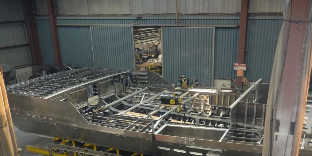 Le cadre complet d'un bateau de sauvetage dans l'atelier