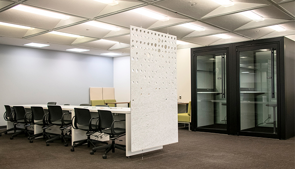 Cabine téléphonique insonorisée et points de travail