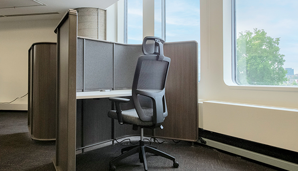 Point de travail comprenant un bureau et un fauteuil