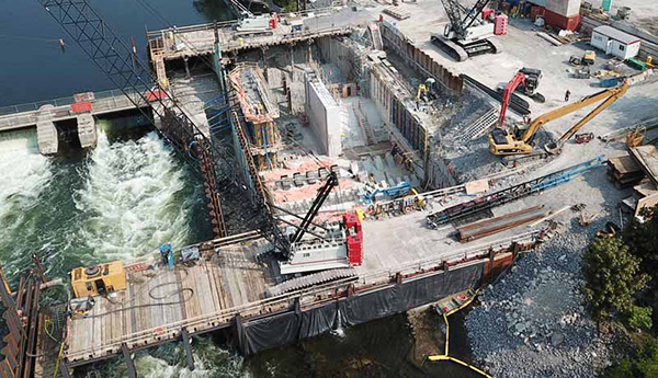 Phase 1 of the project. The first 2 sluices are rebuilt while water continues to flow through the old dam.