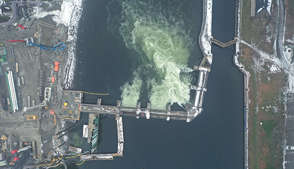 Scotts Mills Dam before the rebuild, showing a bend in the dam.