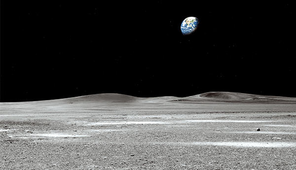 Photo de la surface grise et sablonneuse de la Lune et, à l'arrière-plan, du ciel noir et de la Terre bleue.