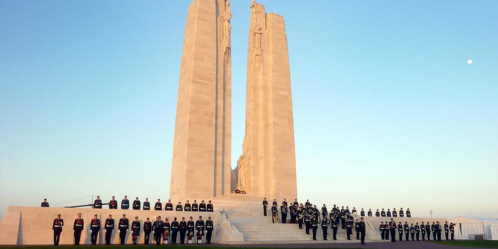 Un grand mémorial avec des soldats debout sur les marches devant lui.