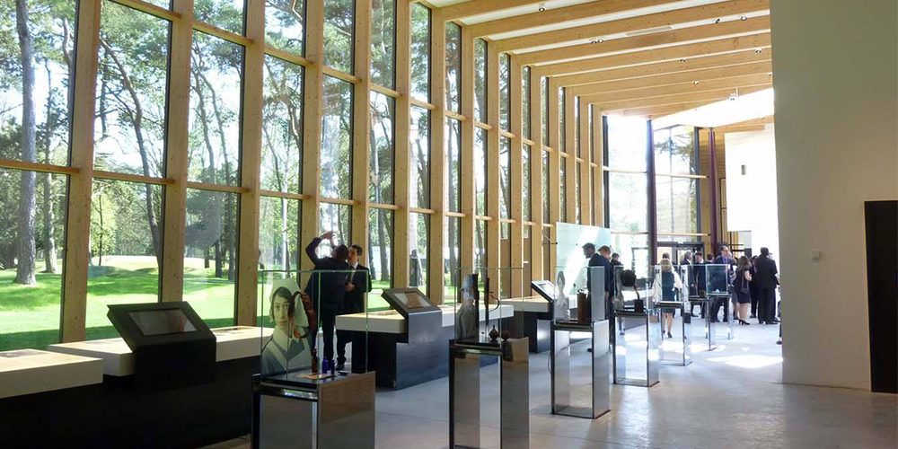 L'intérieur du Centre d'accueil et d'éducation de Vimy, avec de grandes fenêtres et des accents de bois.