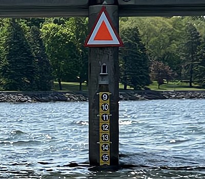 Description de la photo : Image d’une des 2 échelles limnimétriques sur panneau fixe sur le pilier du pont est.