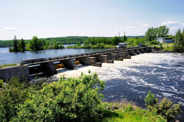 A photo of the Latchford Dam prior to replacement