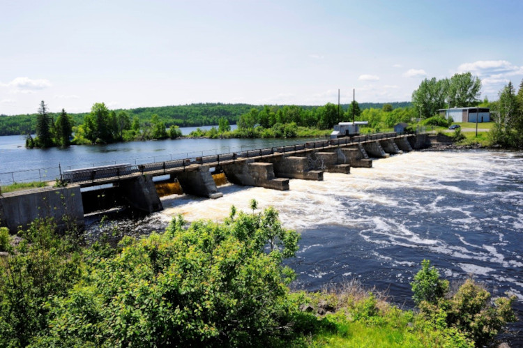 Une photo du barrage Latchford avant le projet de remplacement