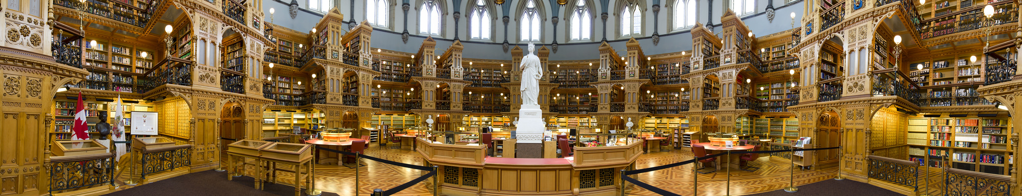 Image agrandie de la statue de la reine Victoria de la Bibliothèque