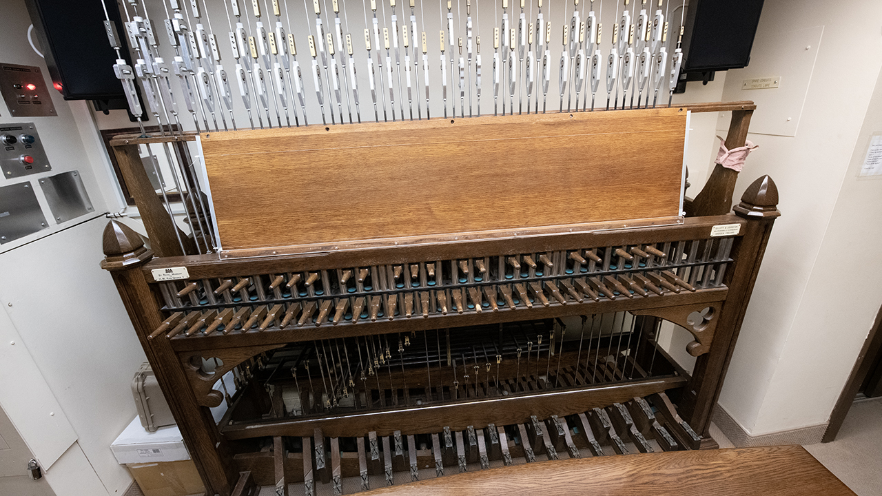 View enlarged image of the carillon keyboard