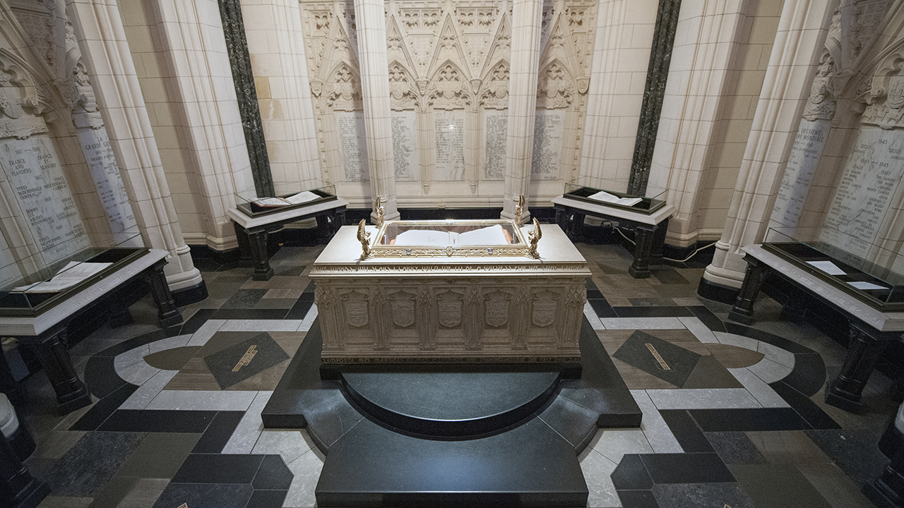 Voir image agrandie de l'autel en pierre dans une salle richement décorée