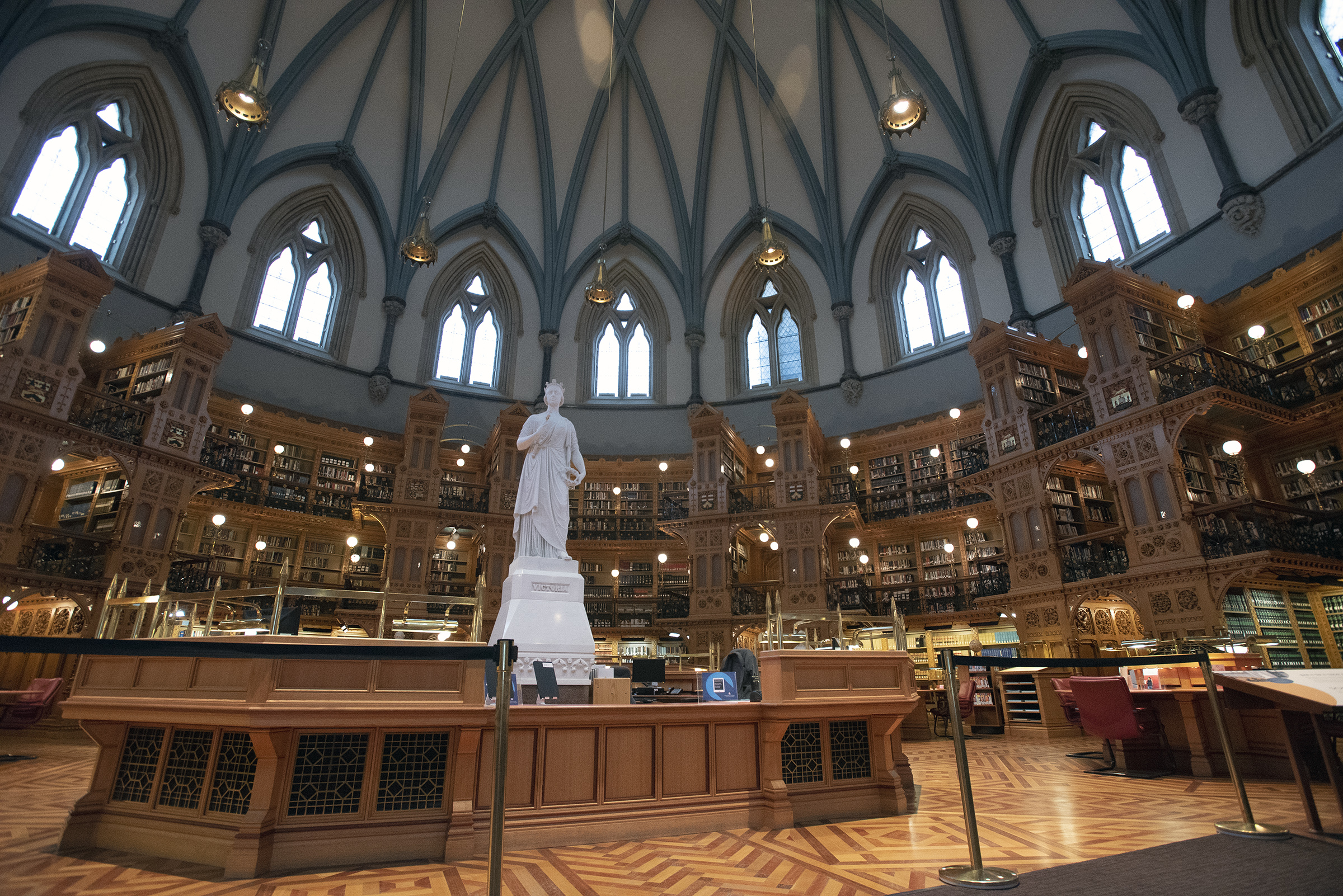 Voir l'image agrandie de l'intérieur de la Bibliothèque du Parlement dans l'édifice du Centre. Les étagères sont vides.