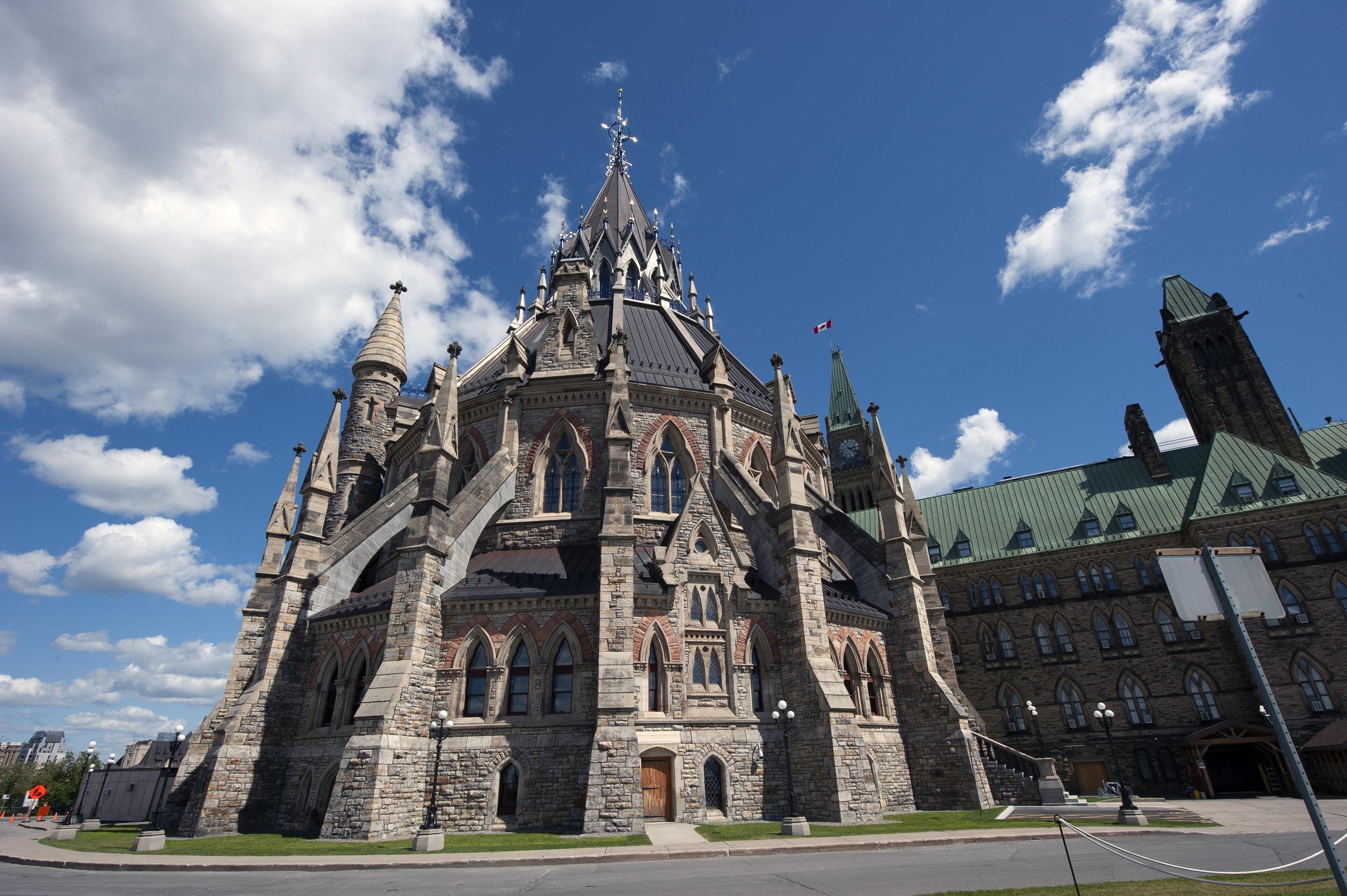 Voir l'image agrandie de l’extérieur de la Bibliothèque du Parlement, un bâtiment de style gothique.